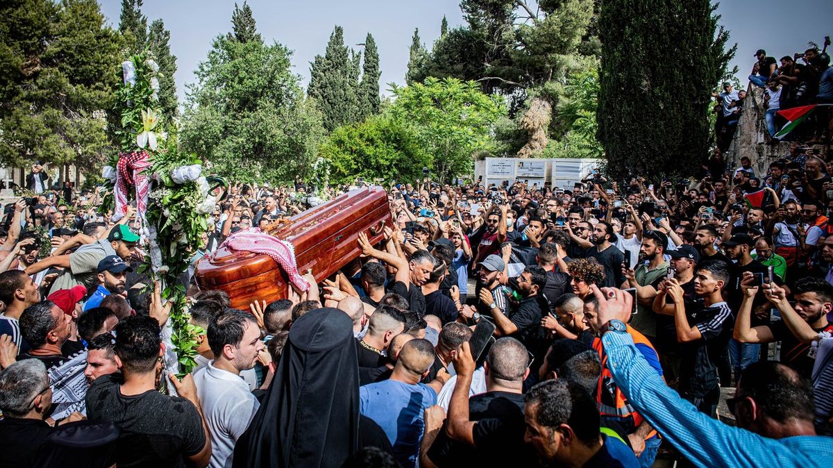 Při pohřbu reportérky Al-Džazíry izraelská policie bila a kopala lidi